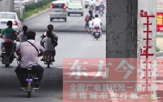 昨日，鄭州市航海路與京廣鐵路立交橋下，用紅線標(biāo)注的“水位警戒線”