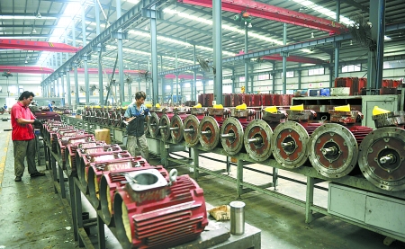 8月9日，南陽(yáng)微特防爆電機(jī)有限公司員工生產(chǎn)出口訂單產(chǎn)品。