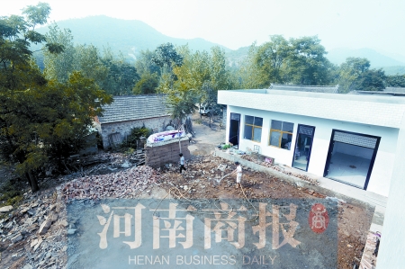新校舍旁邊，是徐云玲和學(xué)生們用了多年的石頭校舍 河南商報(bào)記者 鄧萬(wàn)里/攝