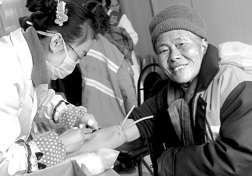 1月14日，汝南縣為全縣460多名環(huán)衛(wèi)工人免費(fèi)進(jìn)行心電圖、胸透等13項健康檢查，并建立了個人健康檔案