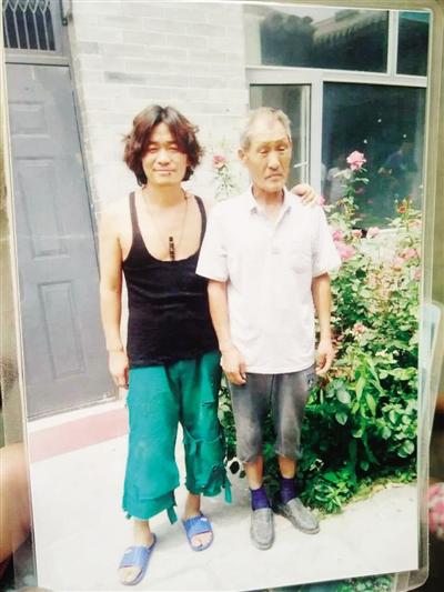 拍片間隙，王寶強(qiáng)與楊林貴在片場合影