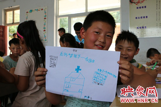 在以“中國(guó)夢(mèng)”主題 的繪畫課堂上，孩子們寫下了自己的夢(mèng)想