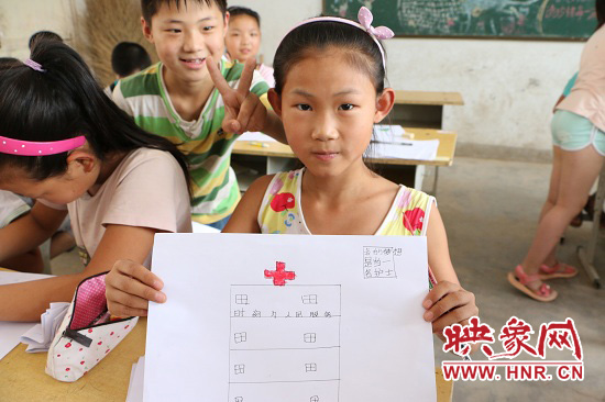 在以“中國(guó)夢(mèng)”主題 的繪畫課堂上，孩子們寫下了自己的夢(mèng)想