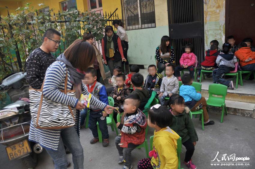河南駐馬店市高新區(qū)一休幼兒園大門外聚集了數(shù)十位孩子家長,他們是來送孩子上學(xué)的,可是幼兒園大門卻被兩輛面包車?yán)锿舛滤?。周一一大早就遇到這事,不少家長特意給單位請假替孩子討要說法。