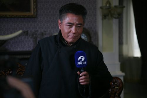 陳寶國接受河南衛(wèi)視專訪。