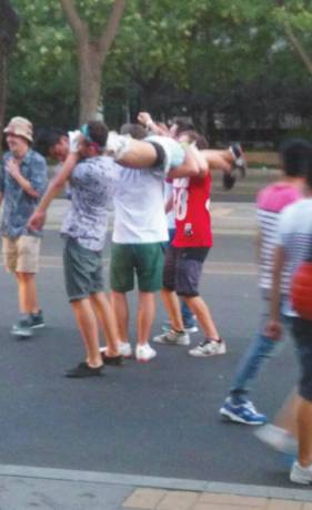 外籍男子當街肩扛、腳踏醉漢
