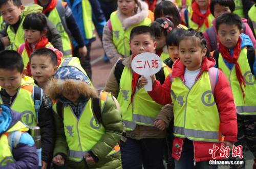 鄭州一小學為學生配發(fā)