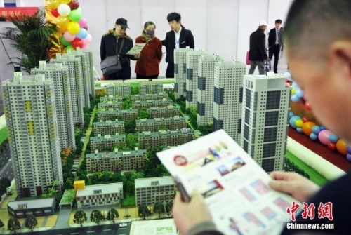 沈陽房交會(huì)上演蒙眼撈錢促銷