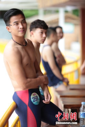 學(xué)生參加?；ㄐ２荽筚?穿比基尼秀身材
