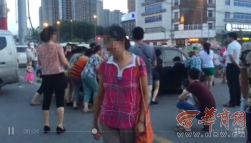 為跳廣場(chǎng)舞大媽推走三輛汽車(chē)騰地方