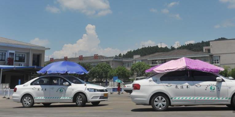杭州一駕?，F遮陽新招 教練車車頂撐傘