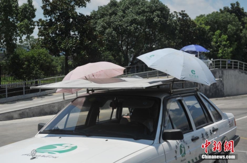 杭州一駕?，F遮陽新招 教練車車頂撐傘