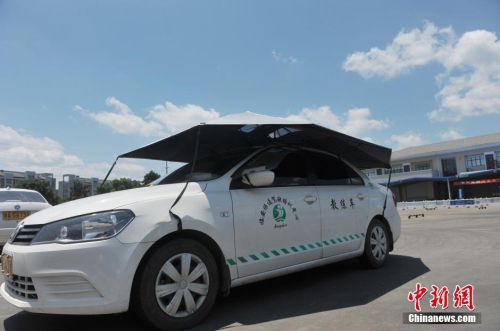 杭州一駕?，F遮陽新招 教練車車頂撐傘