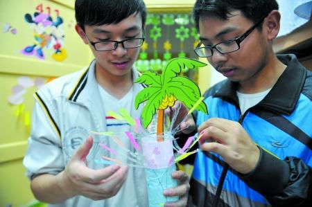 男生正把廢舊物做成裝飾品，裝扮女生寢室