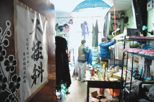 寢室門上的招貼表達(dá)了學(xué)生們的愿望，其實(shí)不逃課、少逃課才是不掛科的保證