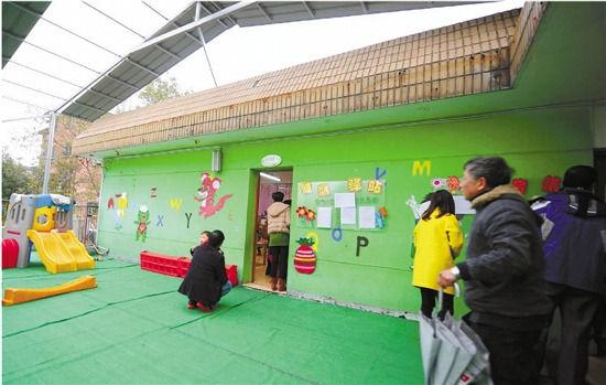 因?yàn)榕卵b修后的氣味影響孩子的健康，包括小葉在內(nèi)，很多家長找到園方，要求換教室.