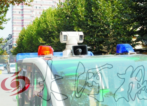 巡查車(chē)車(chē)頂裝有360度攝像頭,對(duì)路面違章停車(chē)行為抓拍取證。