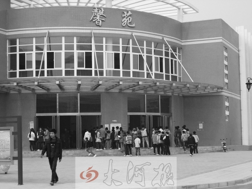 學(xué)生們排隊進(jìn)入食堂就餐，對于統(tǒng)一15元的收費(fèi)標(biāo)準(zhǔn)，不少學(xué)生和家長很不理解。