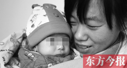 鄭州兒童福利院工作人員，小心地照看著一名體型瘦小的棄嬰