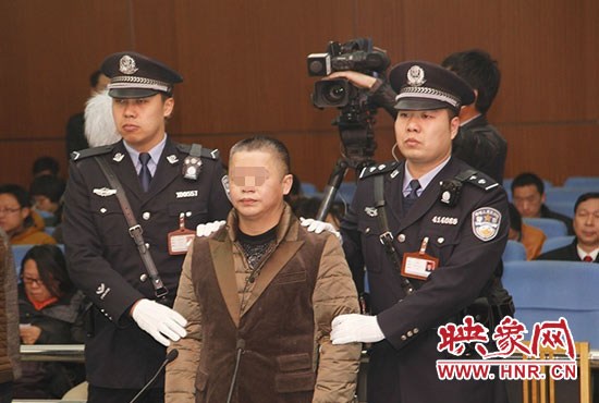 被告人被法警帶上法庭時，身上沒有戒具，也沒有剃光頭。（圖片來源于微博@豫法陽光）