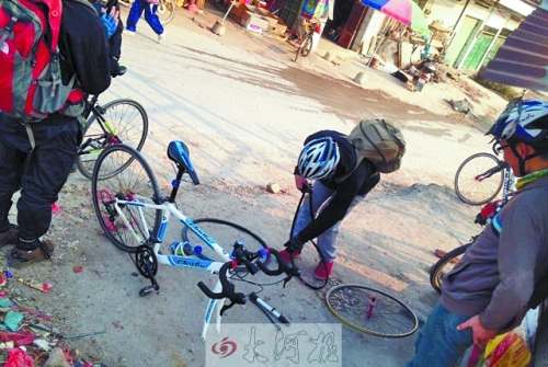 運(yùn)氣不好，十分鐘被扎了兩次胎，只能自己修車(chē)。