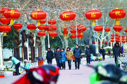 昨天，鄭州市文博廣場(chǎng)上已掛起了燈籠。