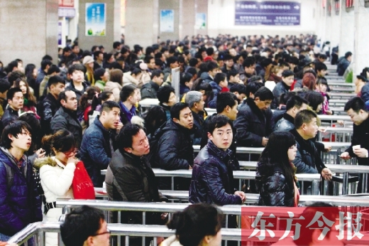鄭州火車站迎來節(jié)后最后一波客流高峰。昨日，售票廳內(nèi)人頭攢動