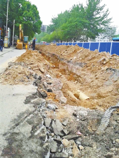 文化路大修改造工程，目前西半幅圍擋已基本鋪設到位。