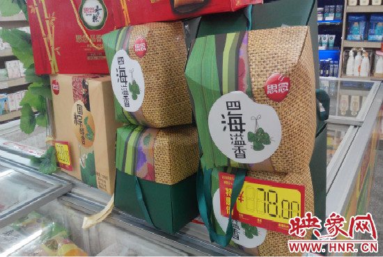 今年商場(chǎng)里的散裝、袋裝粽子多了，盒裝粽子的售價(jià)也更加親民。