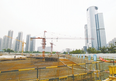 中州大道與金水東路東北角，正在建一座大型停車場。