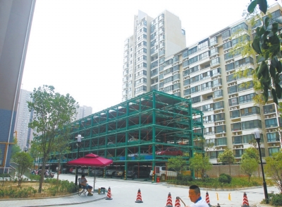 商城路與英協(xié)路交叉口附近的濱河綠苑小區(qū)內(nèi)，剛剛建好一個(gè)立體停車場。