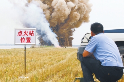 民警點火，引爆爆炸物品。