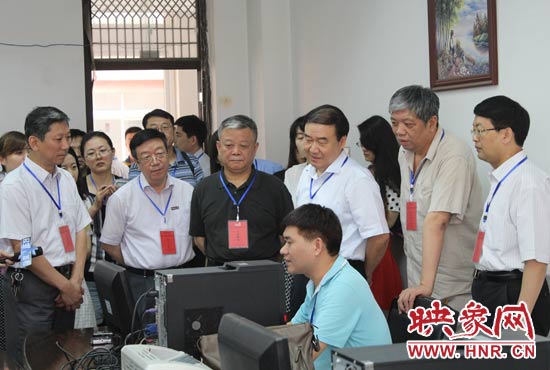 在評卷質檢組,工作人員介紹說,今年有四級質檢(即小組質檢、題組質檢、學科質檢、省質檢),確保嚴把質量