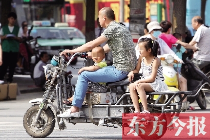 這樣帶著孩子，一個(gè)剎車，孩子就有可能摔下車