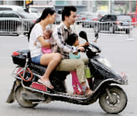 帶著孩子騎電動(dòng)車，安全一定要放在第一位。