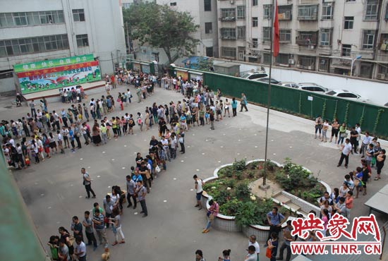 報名現(xiàn)場從一大早便已排起了長龍。