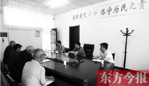 6月16日，幾位蘭考市民在向縣委副書(shū)記毛衛(wèi)豐反映問(wèn)題。