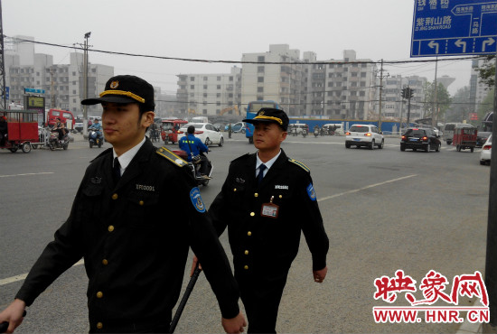 每天，老王的工作就是在火車站附近巡邏