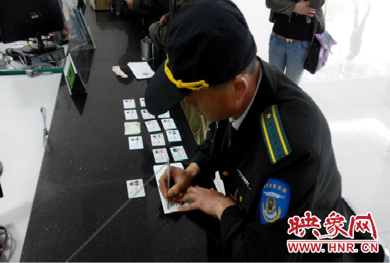 撿到的身份證，巡防隊(duì)員通常是自費(fèi)郵寄給失主。