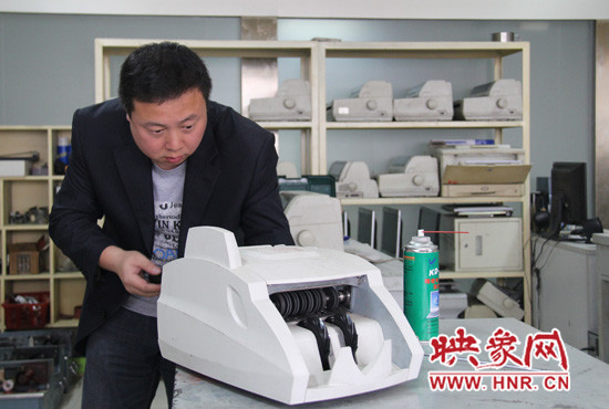 陸涌每天的工作就是和機(jī)器“談心”、發(fā)現(xiàn)故障、修好它們。