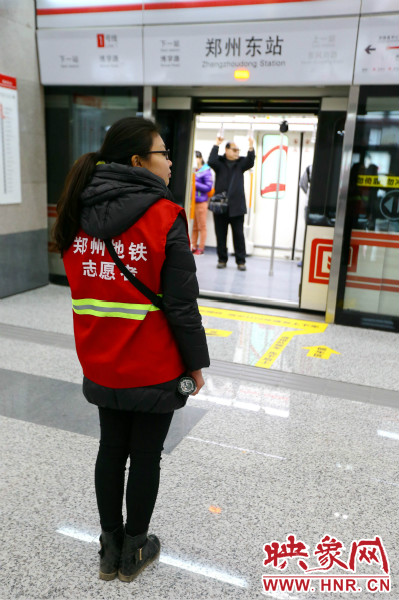 在前期的志愿工作中鄭州地鐵主要與市各大高校合作組建志愿者服務隊。