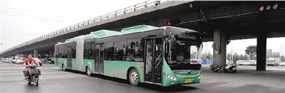 昨日上午，一輛B3快速公交測(cè)試車行駛在西三環(huán)的線路上。