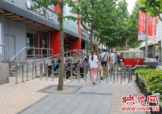 圖中道路左側(cè)的無障礙通道被鋼管隔離,右側(cè)的盲道也被侵占。