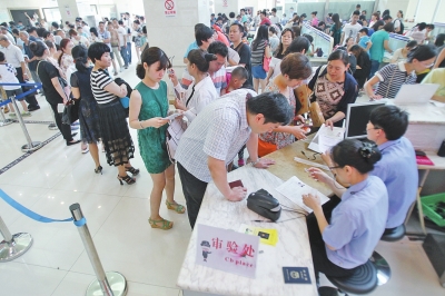 6月30日上午9時(shí)20分，鄭州市公安局出入境管理處辦事大廳內(nèi)擠滿前來(lái)辦理護(hù)照、簽證的群眾。