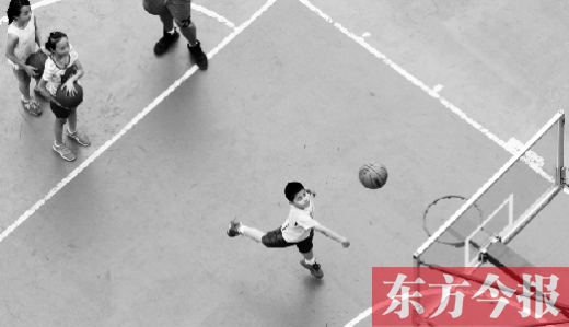 7月2日，河南工業(yè)大學籃球場內(nèi)，幾名孩子正在接受籃球訓練