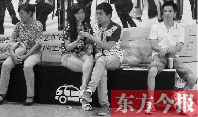 昨天，火車站地一大道納涼點已有許多市民坐在商場的椅子上乘涼