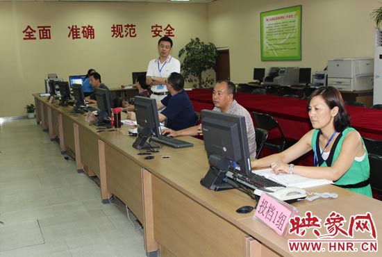 今年我省高招錄取工作正在平穩(wěn)正常開展，圖為投檔組工作人員。