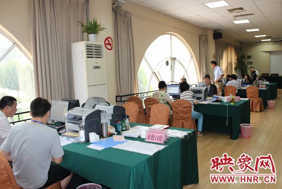 高招錄取現(xiàn)場(chǎng)錄檢組工作人員正在緊張工作中。