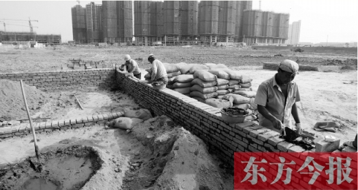 7月8日，鄭州市銀鶯路南端，一處新建的小學(xué)和中學(xué)剛剛開始動(dòng)工