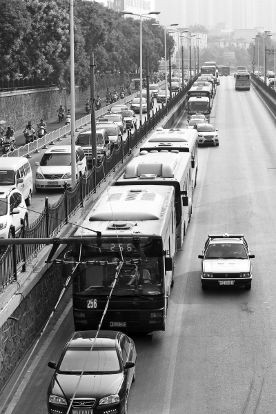 大量的機動車由京廣路向北前行，右拐后涌上中原路地下道。